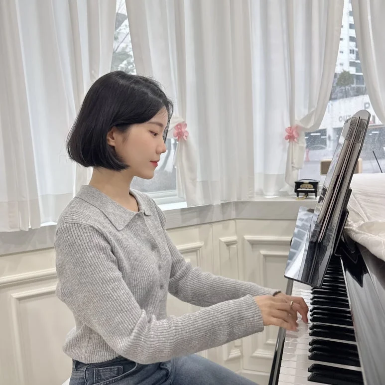 피아노를 연주하는 성인 클래스 혜원 선생님